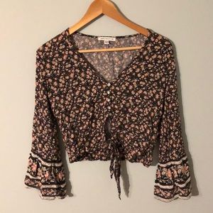 American eagle floral cropped blouse - Medium.